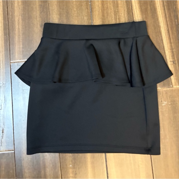 Body Central Sz S Black Mini Skirt Peplum Bodycon Ruffle Elastic Waist Y2K - Picture 7 of 7